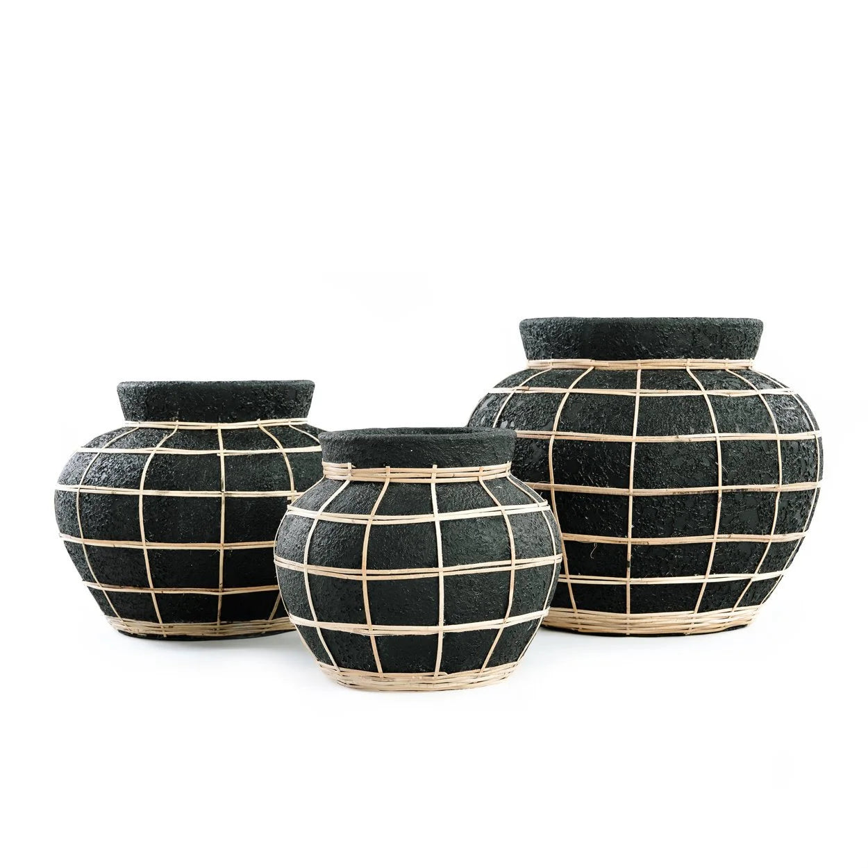 Trois vases noirs en terre cuite avec détails en rotin, décoration élégante