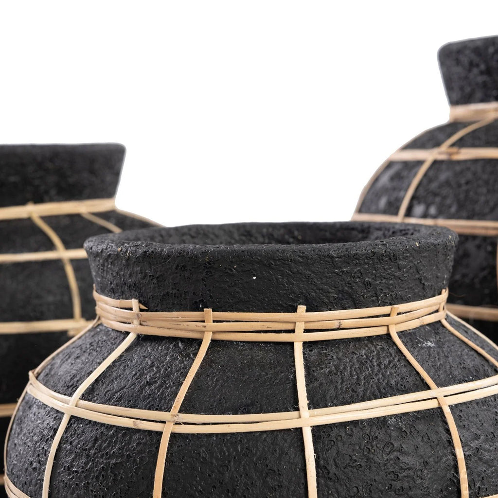 Vases noirs en terre cuite avec détails en rotin hauteur 23 cm
