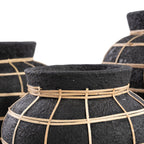 Vases noirs en terre cuite avec détails en rotin hauteur 23 cm