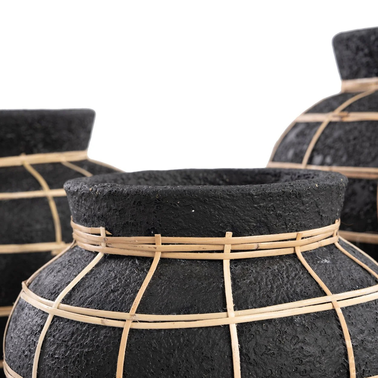 Vases noirs en terre cuite avec détails en rotin hauteur 23 cm