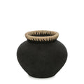Vase rond noir en terre cuite avec un rebord en raphia, Ø29 cm
