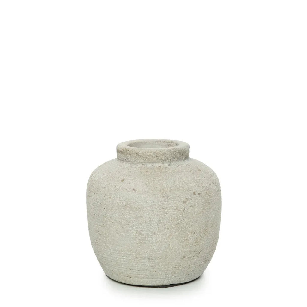Vase rond en terre cuite beige finition mate avec texture rugueuse et col court