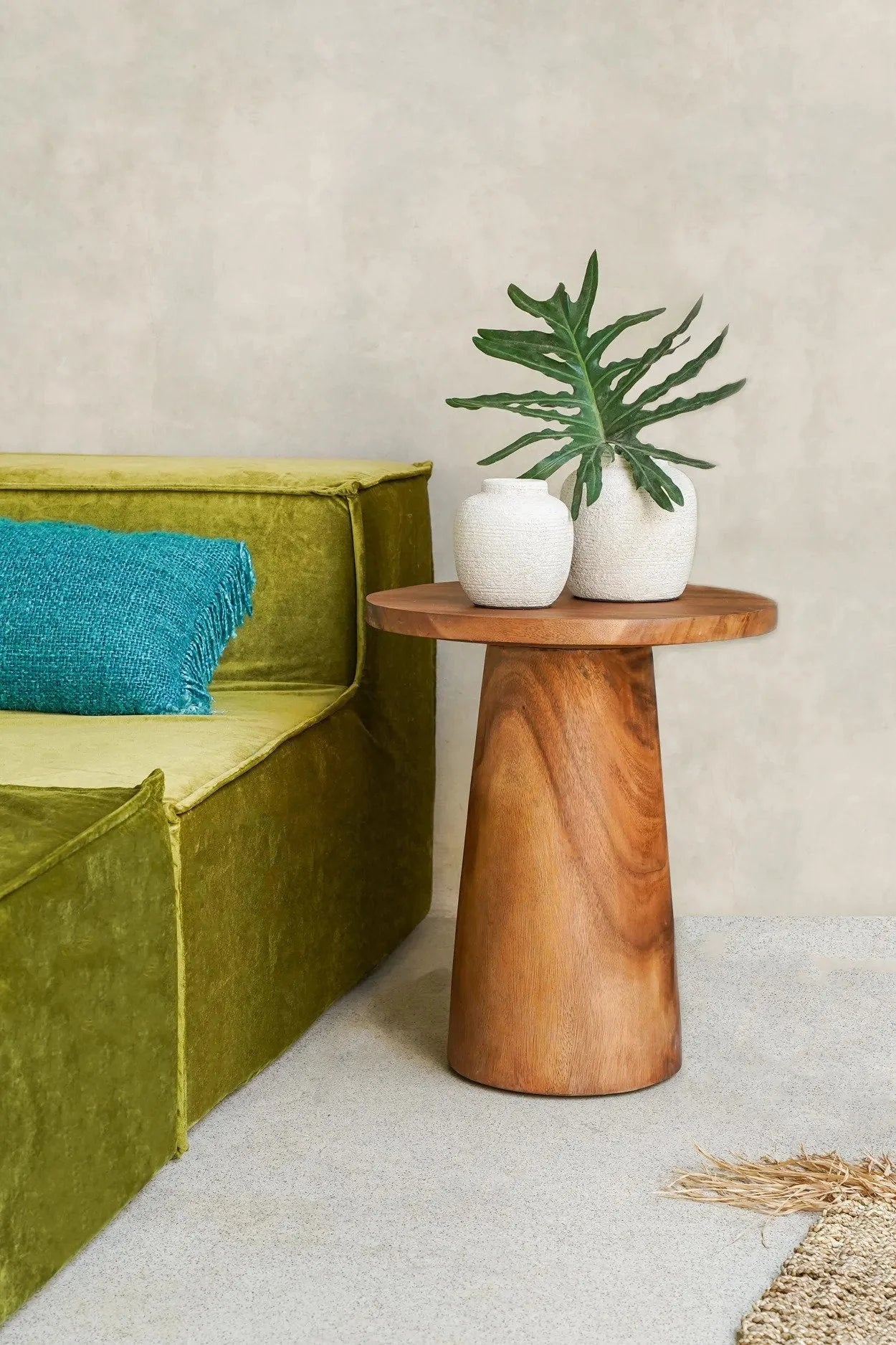 Table d’appoint en bois avec plantes, Vase rond en terre cuite beige H14 cm