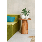 Table d’appoint en bois clair avec dessus rond et base conique, parfait pour décoration