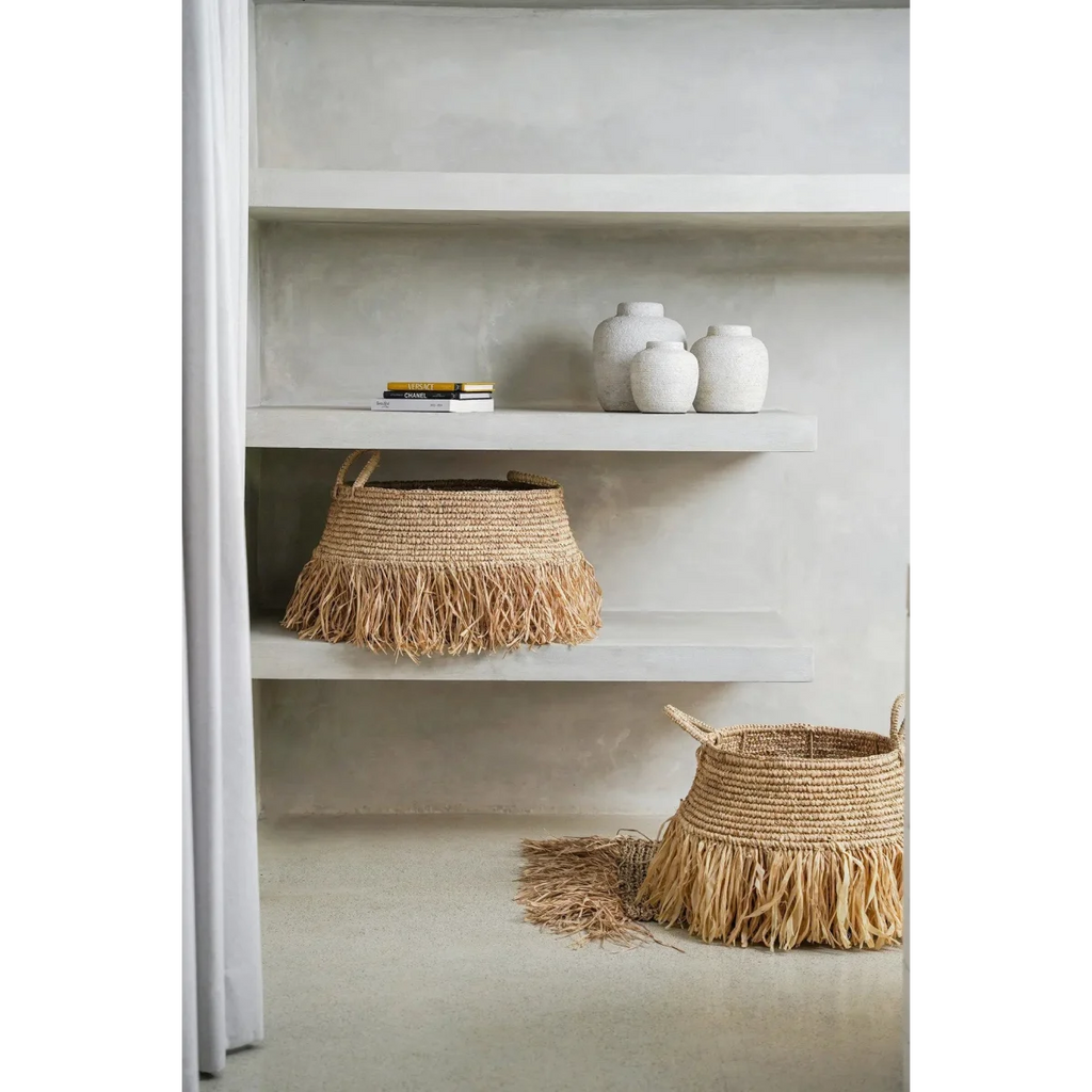 Panier en paille tissée avec frange shaggy, parfait pour la décoration intérieure