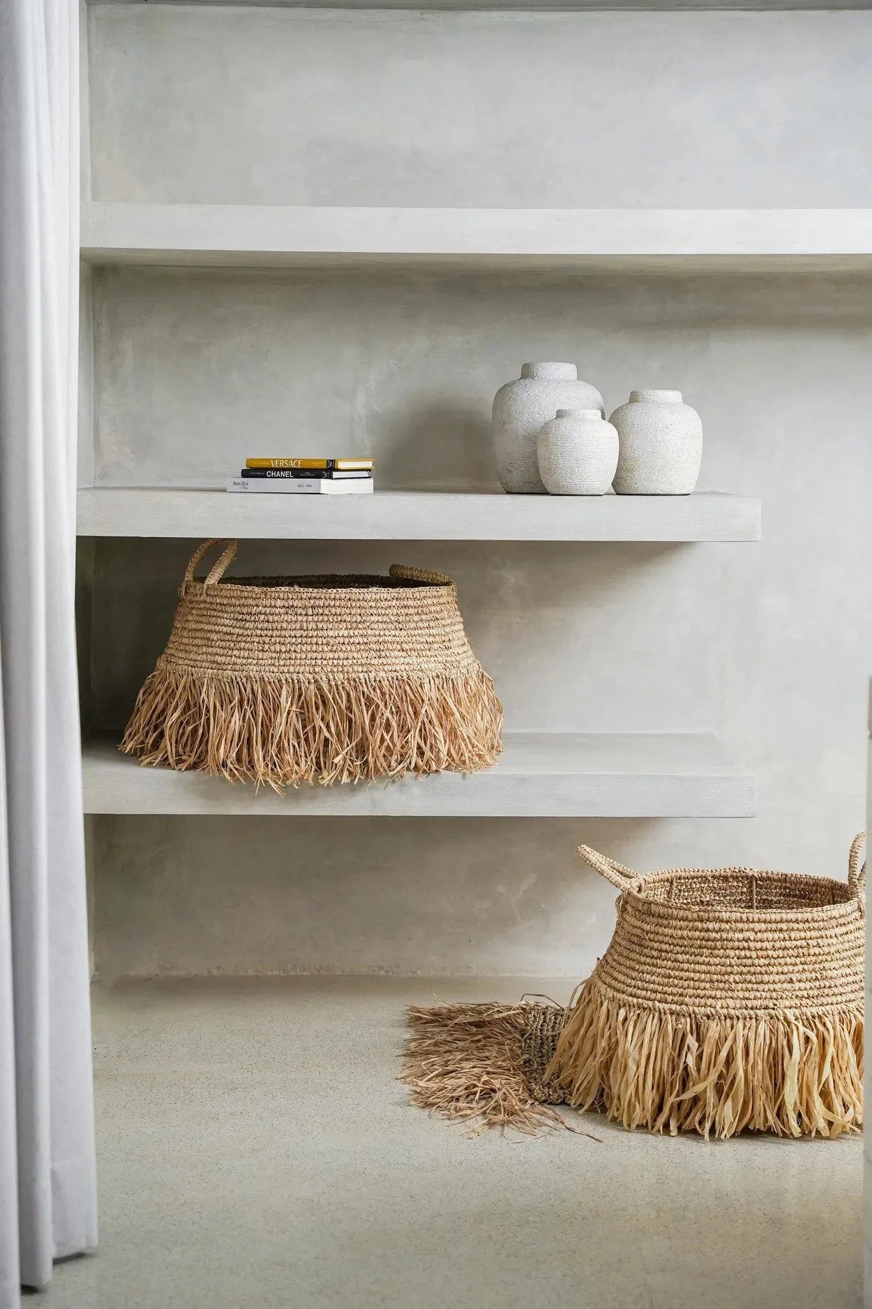 Panier tissé avec franges pour la décoration, associé à Vase rond en terre cuite beige