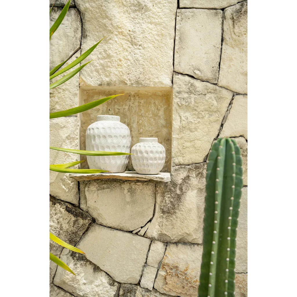 Vases ronds en terre cuite effet béton gris avec motif texturé, décoration intérieure