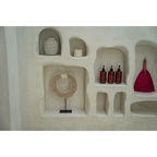 Vase rond en terre cuite gris effet béton avec étagères décoratives et objets variés