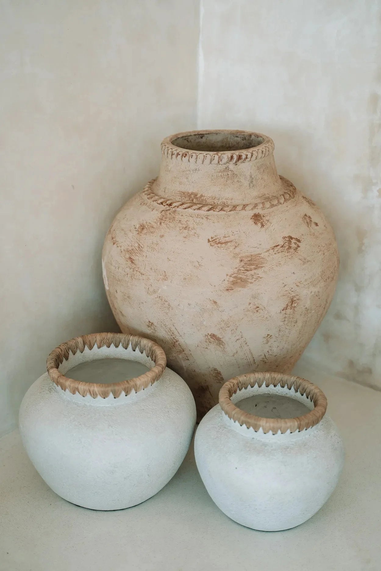 Vase en terre cuite ivoire avec tressé en fibres naturelles, trois pots décoratifs