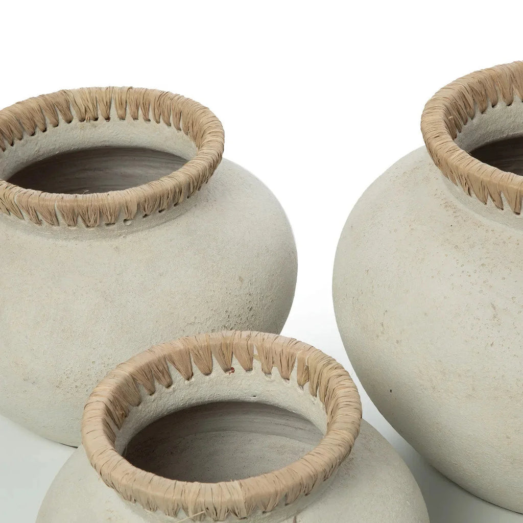 Vases en terre cuite ivoire avec rebords en fibres naturelles, hauteur 23 cm