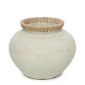 Vase rond en terre cuite avec finition pierre et bord en raphia beige naturel