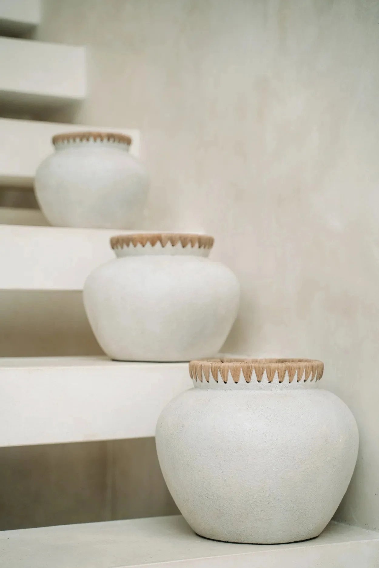 Vases ronds en terre cuite avec bords en raphia beige naturel, H27 cm