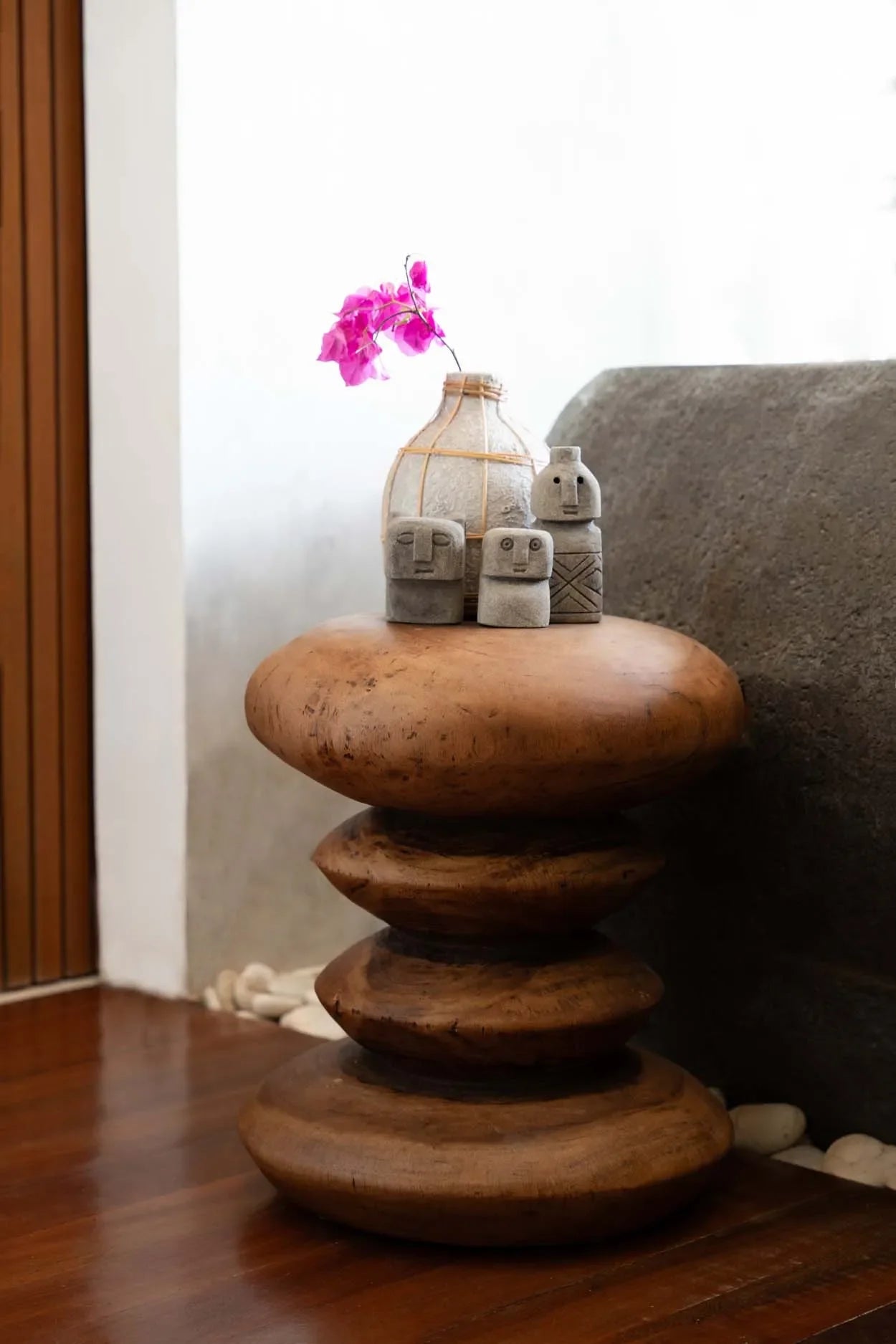 Vase rond en terre cuite et rotin 19 cm béton naturel