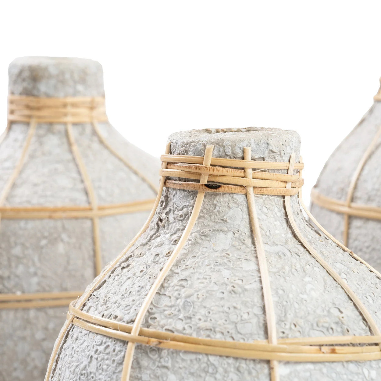 Vase rond en terre cuite et rotin 19 cm béton naturel