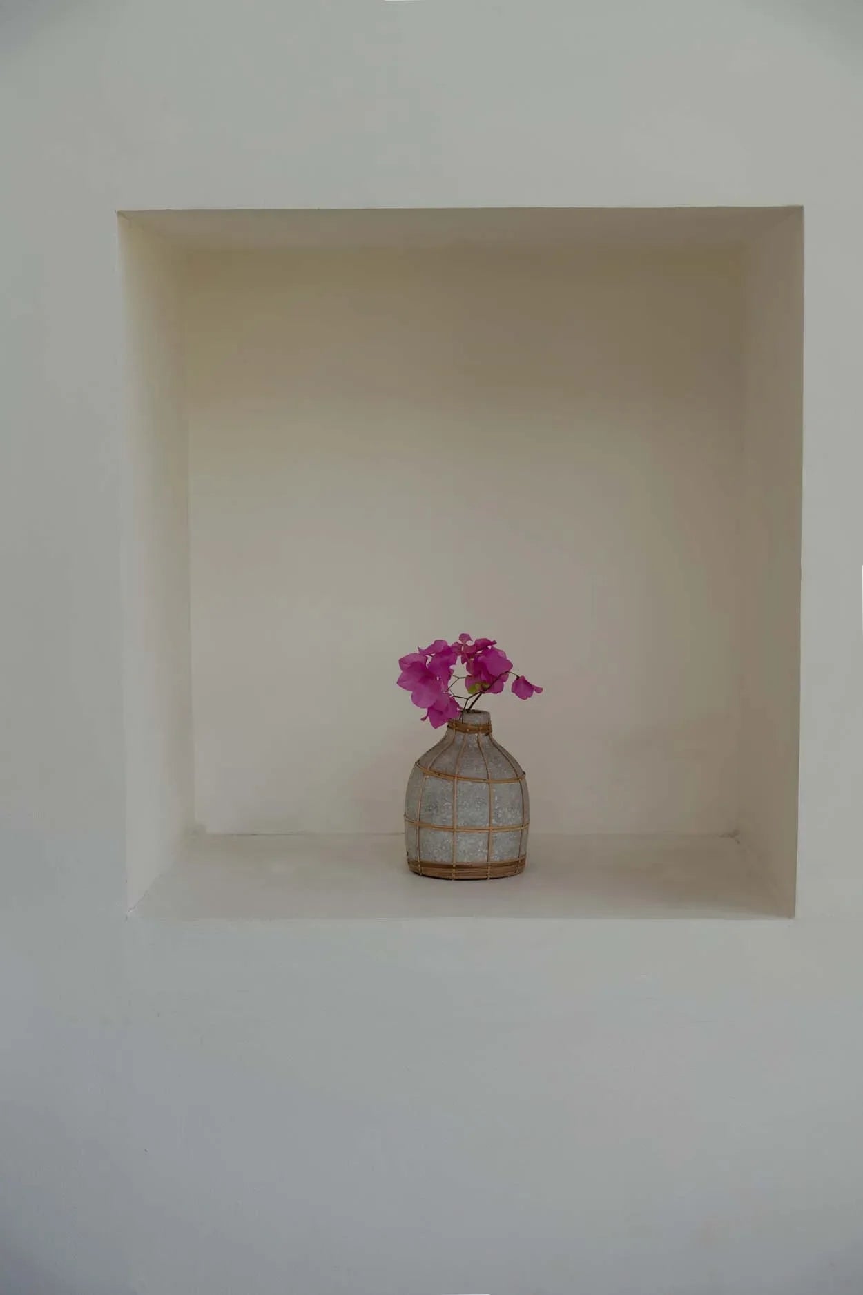 Vase rond en terre cuite et rotin 19 cm béton naturel