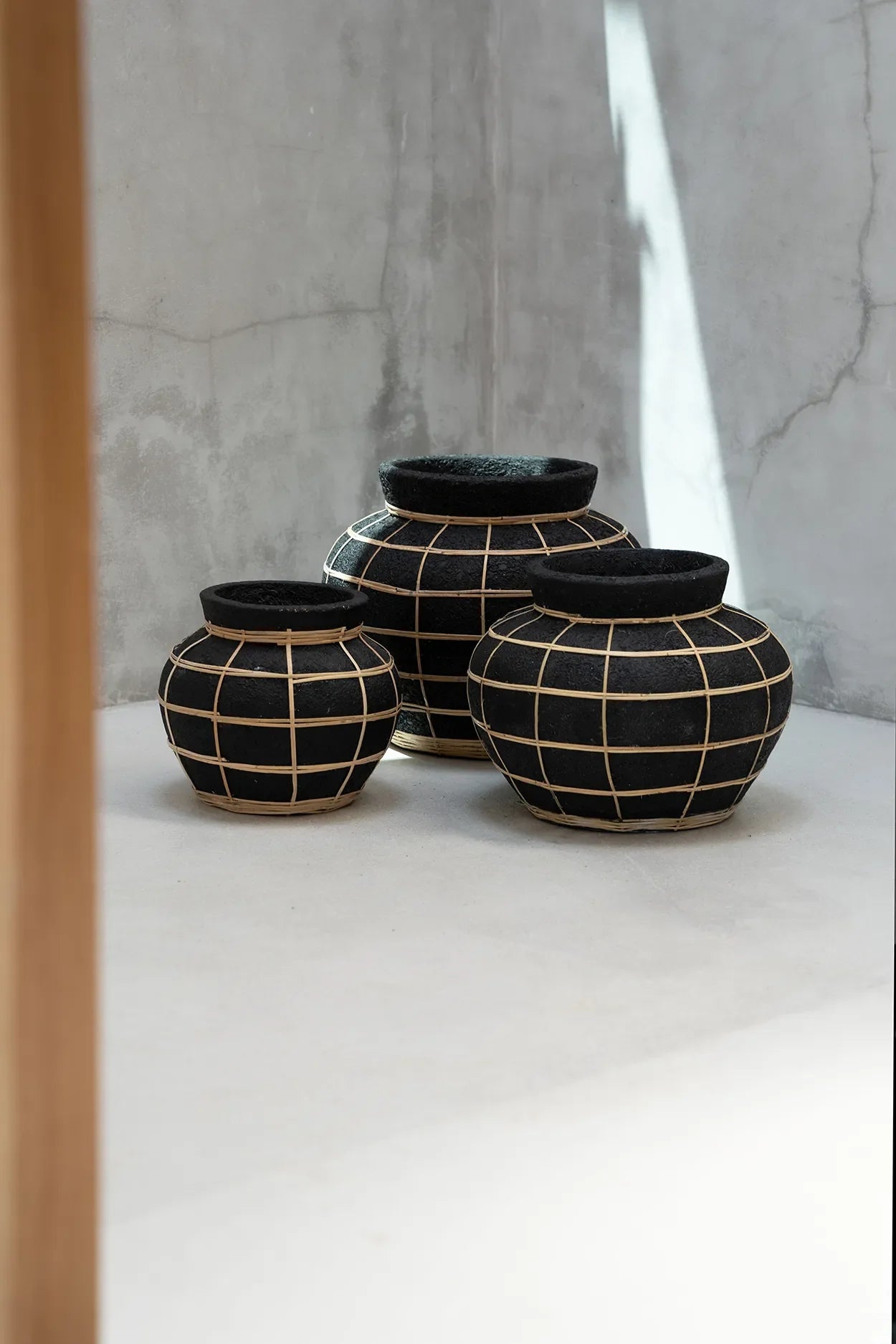 Vase rond en terre cuite et rotin noir naturel 19 cm