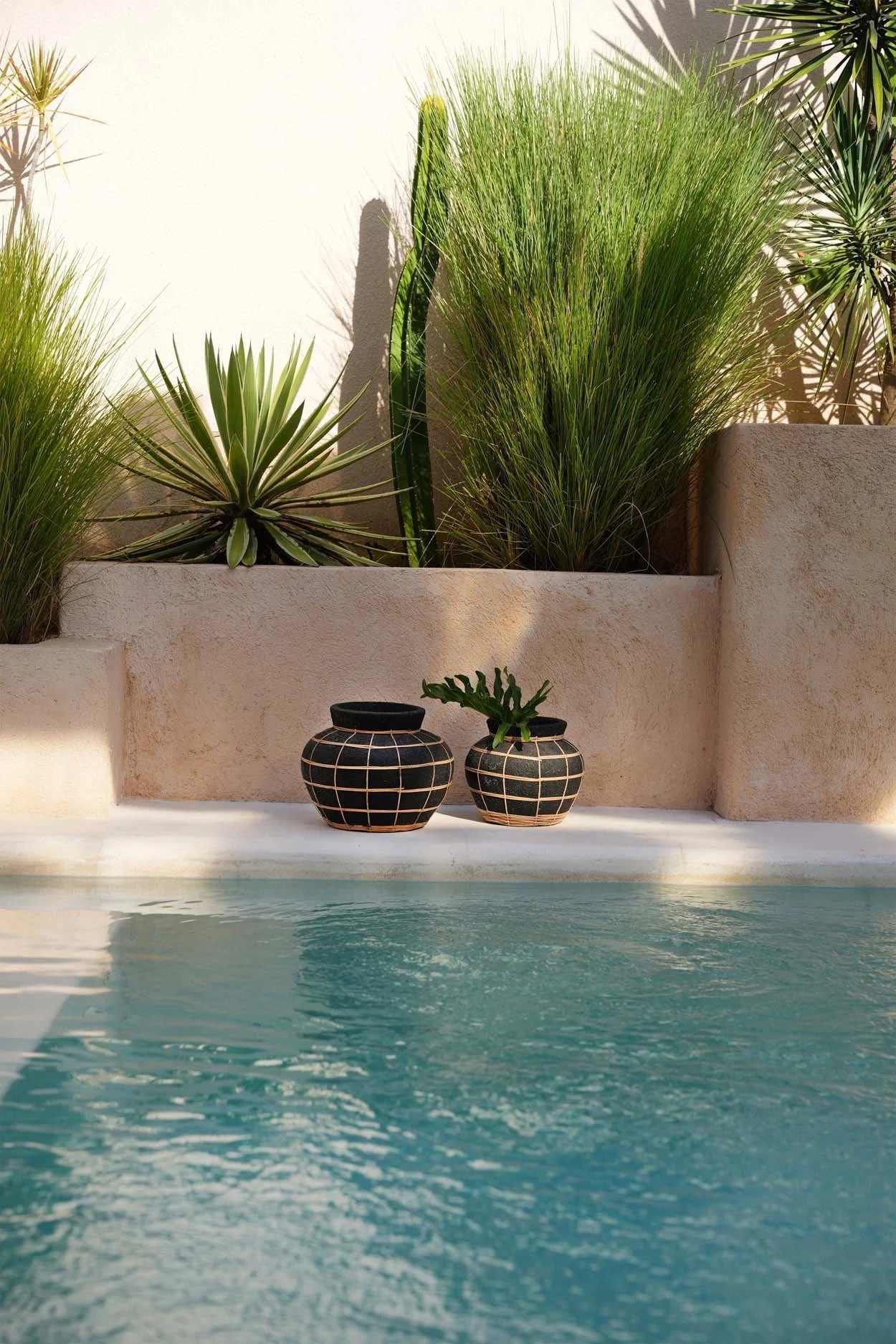 Vase rond en terre cuite et rotin noir naturel 33 cm