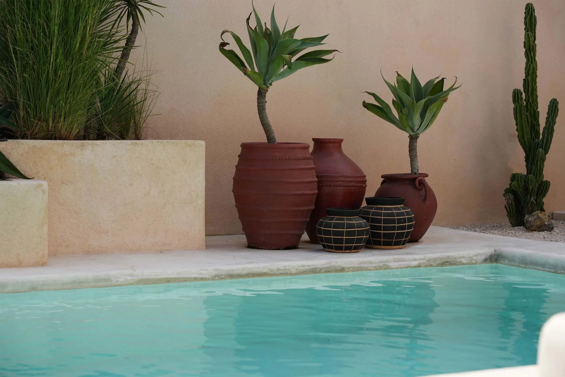 Vase rond en terre cuite et rotin noir naturel 33 cm