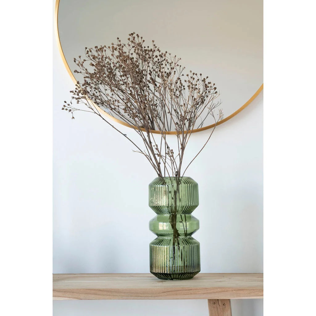 Vase rond en verre vert avec motif ridé et arrangement floral séché pour décoration intérieure