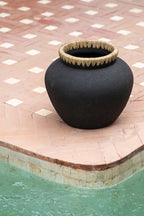 Pot noir avec bordure décorative, Le Vase Styly Noir Naturel L