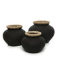Trois pots en céramique noire avec rebords texturés dans le vase Le Styly Noir Naturel L