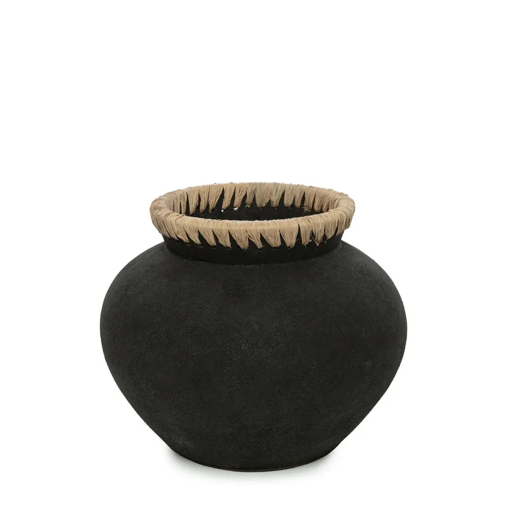 Vase en argile noire avec bord décoratif, Le vase Styly Noir Naturel M