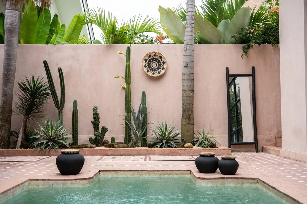 Vase Styly Noir Naturel M près de piscine extérieure avec cactus et décoratifs