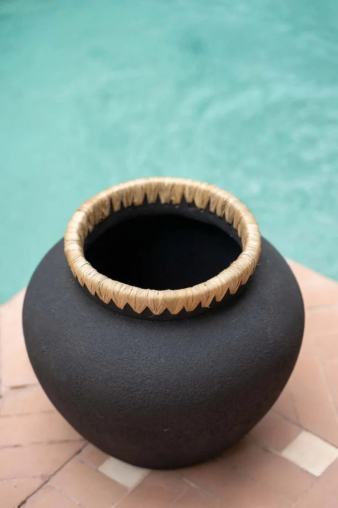 Vase Le Styly Noir Naturel M avec pot noir à bord décoratif