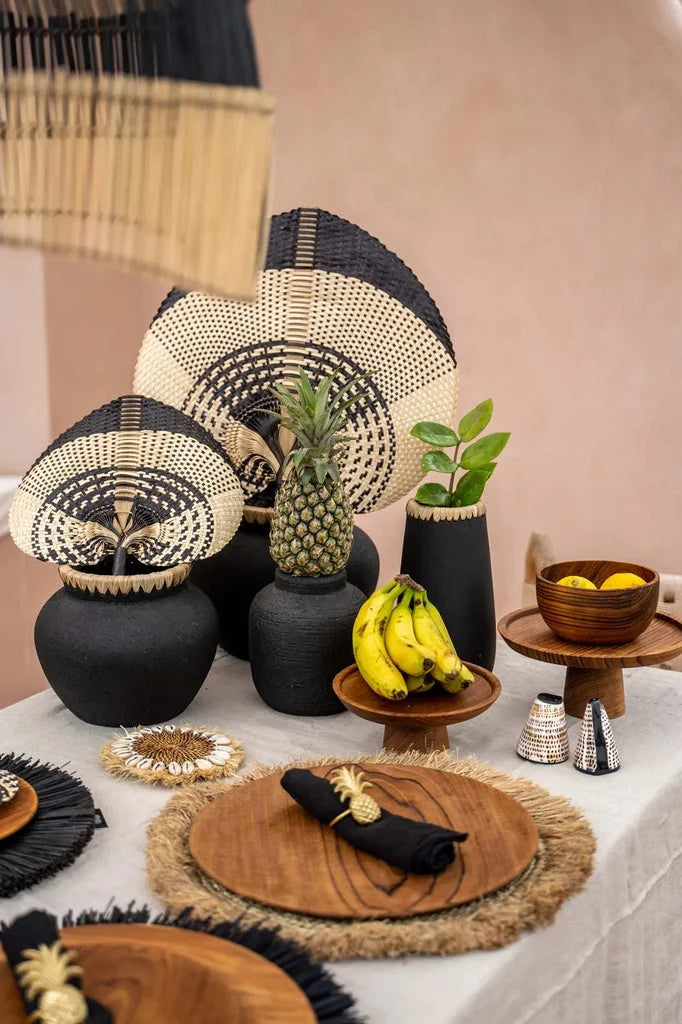 Table dressée avec accents tissés, présenté dans le vase Le Vase Styly Noir Naturel M