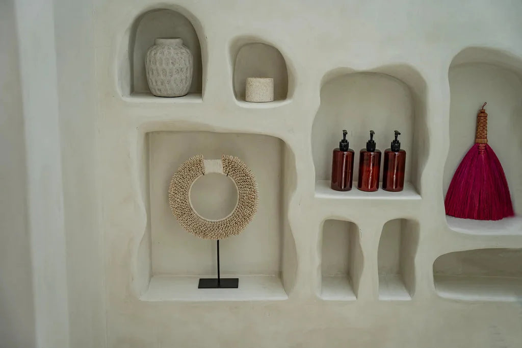 Vases tendance en béton dans des niches murales décoratives élégantes