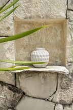 Vase en céramique blanche texturée de style béton pour décoration intérieure