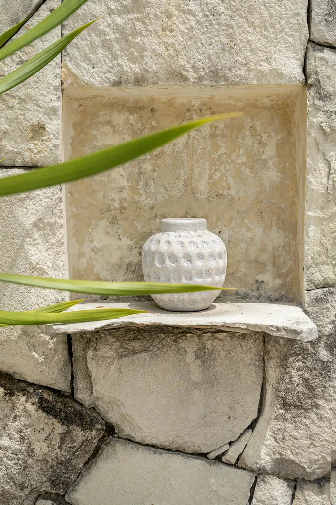 Vase en céramique blanche texturée de style béton pour décoration intérieure