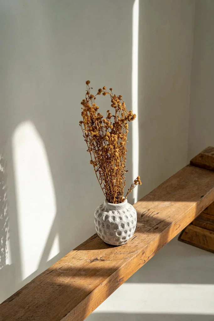Arrangement floral séché dans un vase en Béton texturé pour Le Vase Tendance S