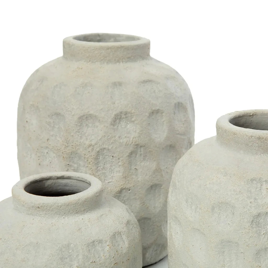 Trois vases en béton gris texturés pour décoration intérieure moderne