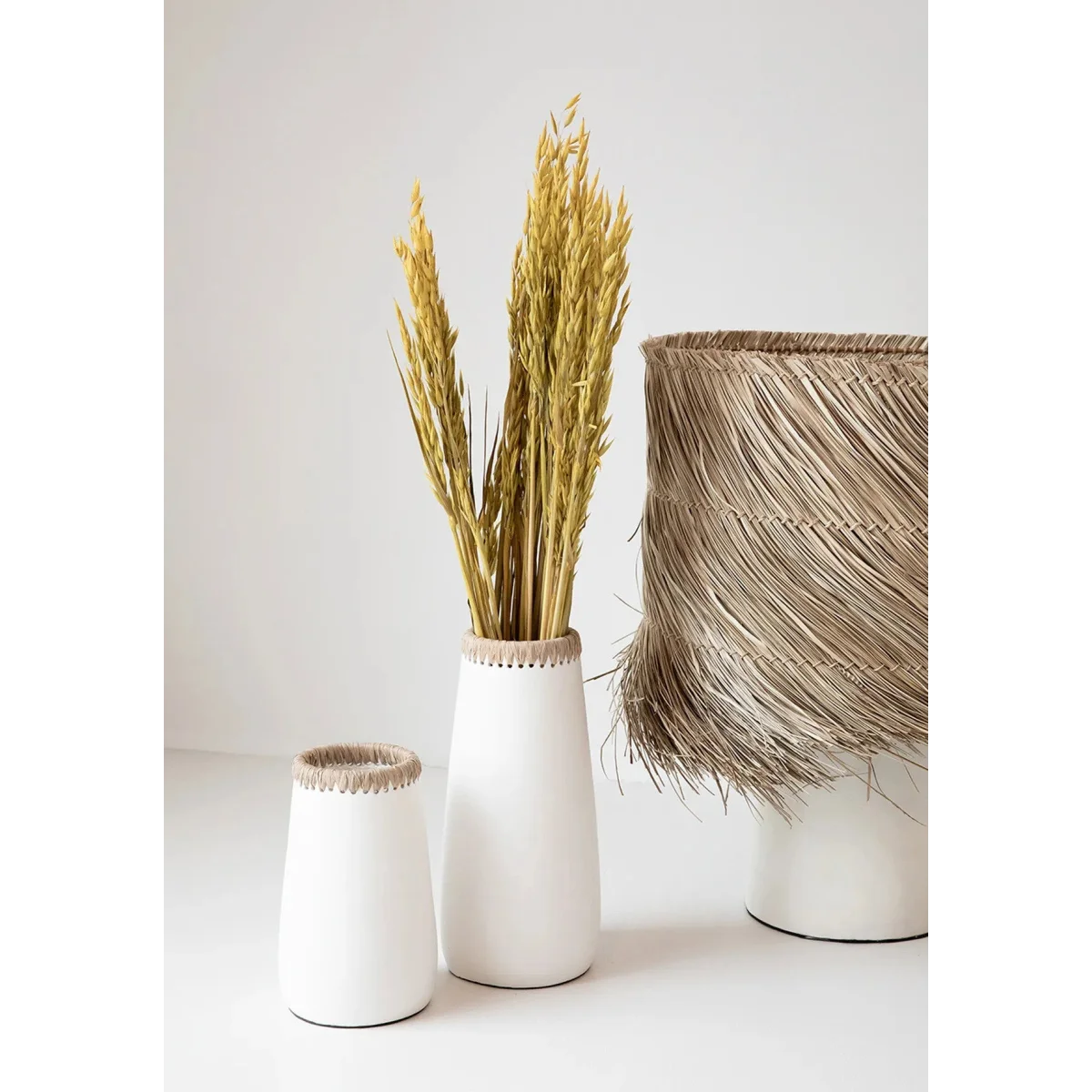 Vases en terracotta blanc naturel avec détail raphia, avec herbes sèches et lampe en fibres