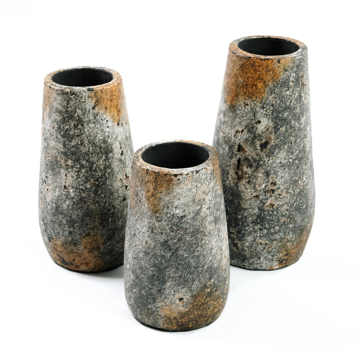 Vase en terracotta effet pierre gris moucheté avec textures rustiques et accents marron