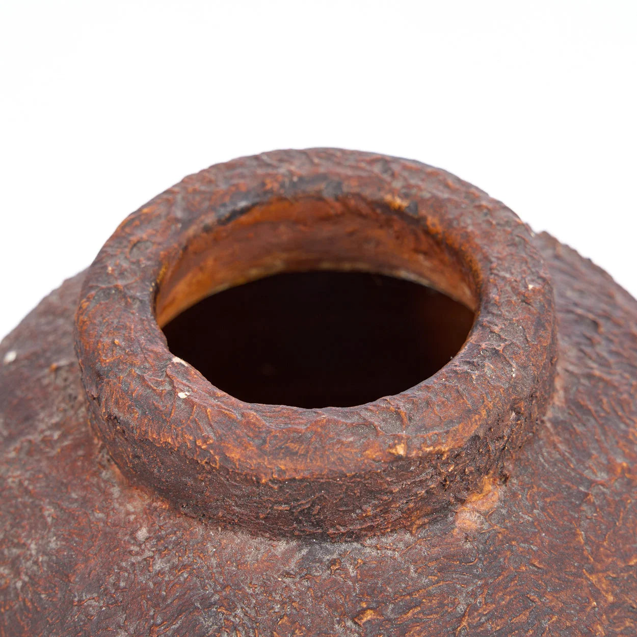 Vase en terracotta finition brun rouille texturée, H20 cm