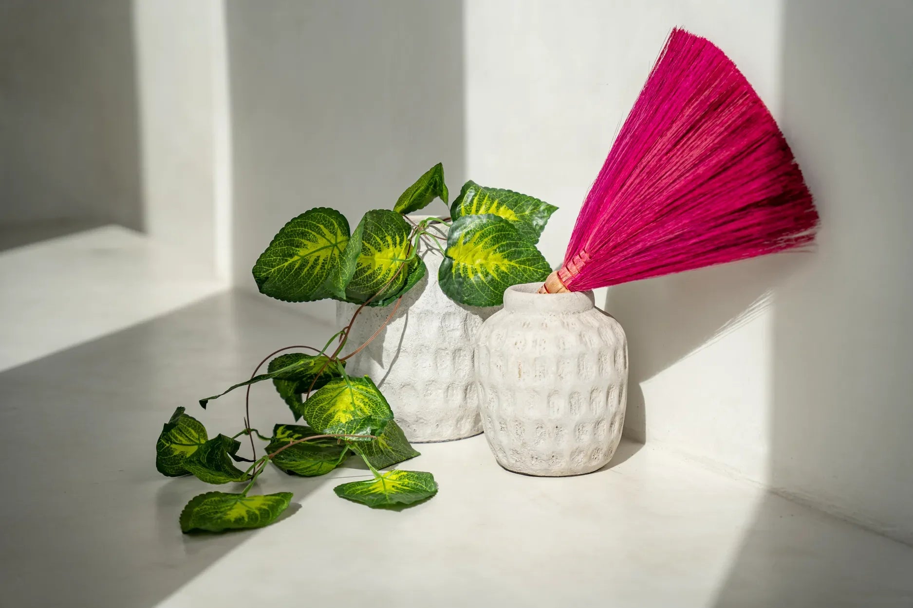 Vase en terre cuite béton motif contemporain H22 cm