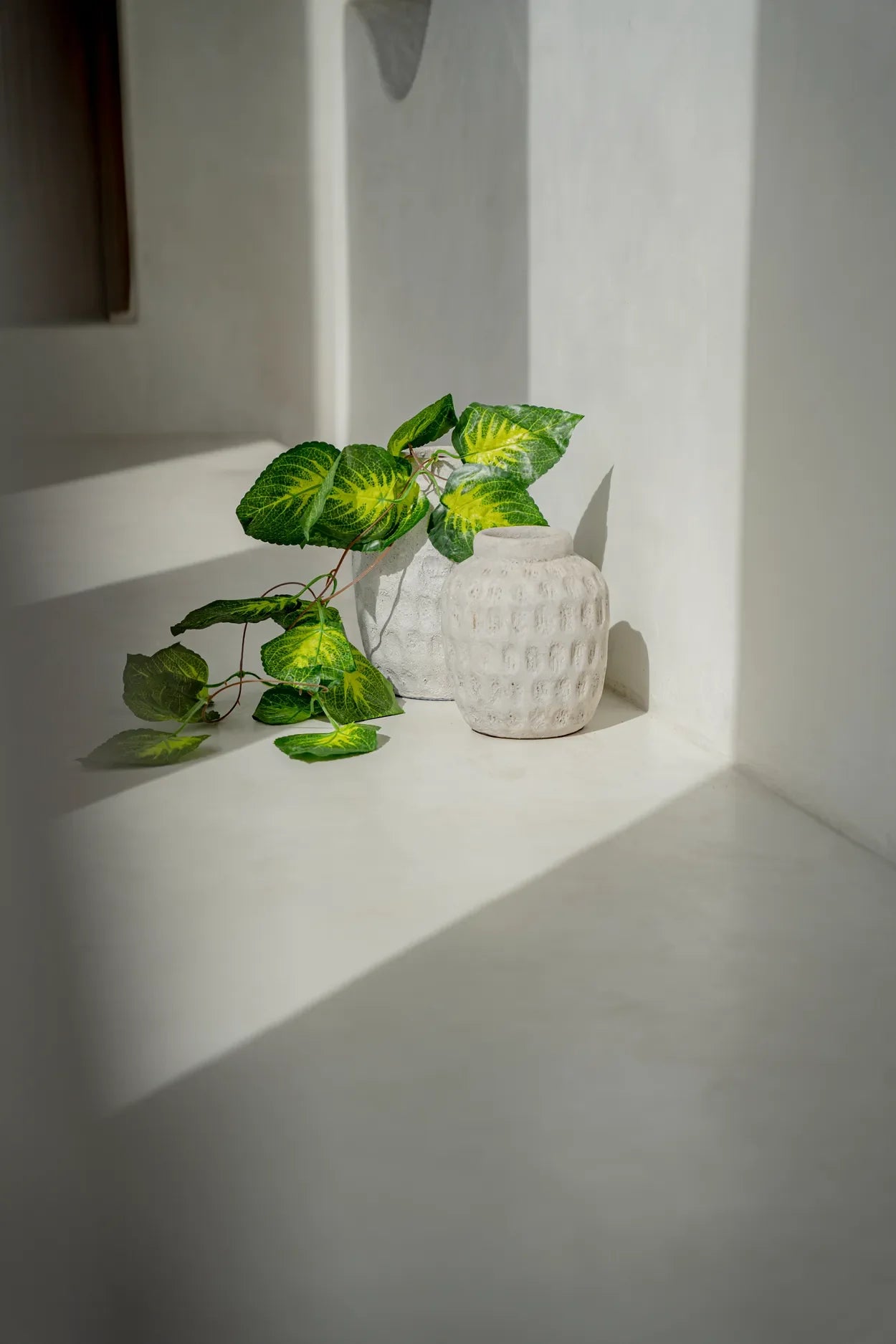 Vase en terre cuite béton motif contemporain H22 cm