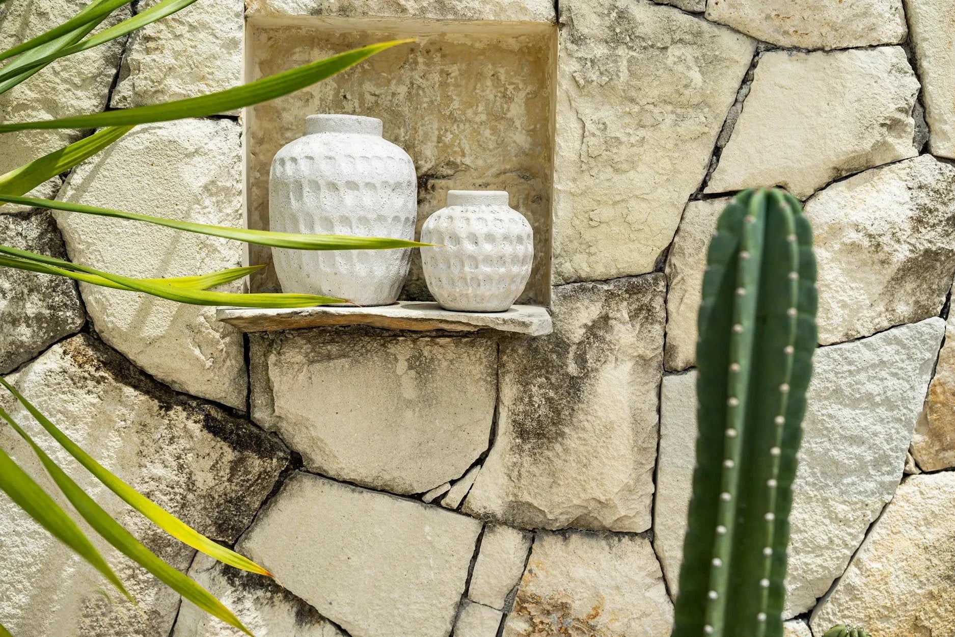 Vases en céramique blanche avec motif texturé et bosselé, hauteur 22 cm