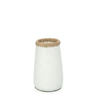 Vase en terre cuite blanc avec bord tressé en raphia, hauteurs H22 cm