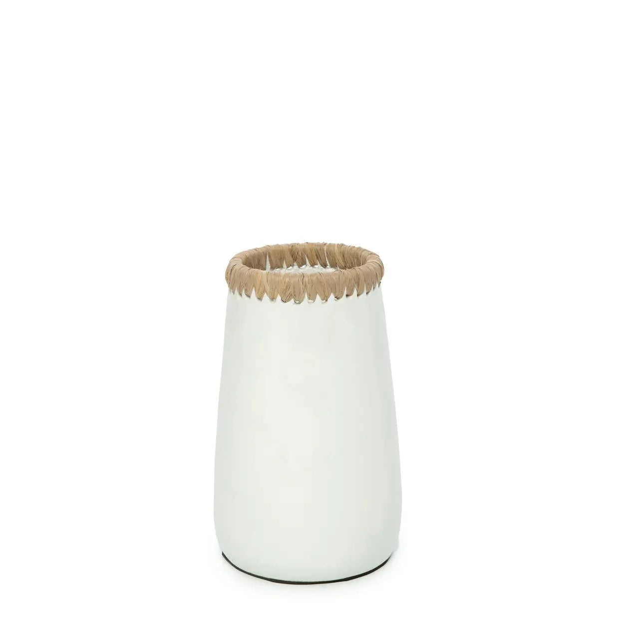 Vase en terre cuite blanc avec bord tressé en raphia, hauteurs H22 cm