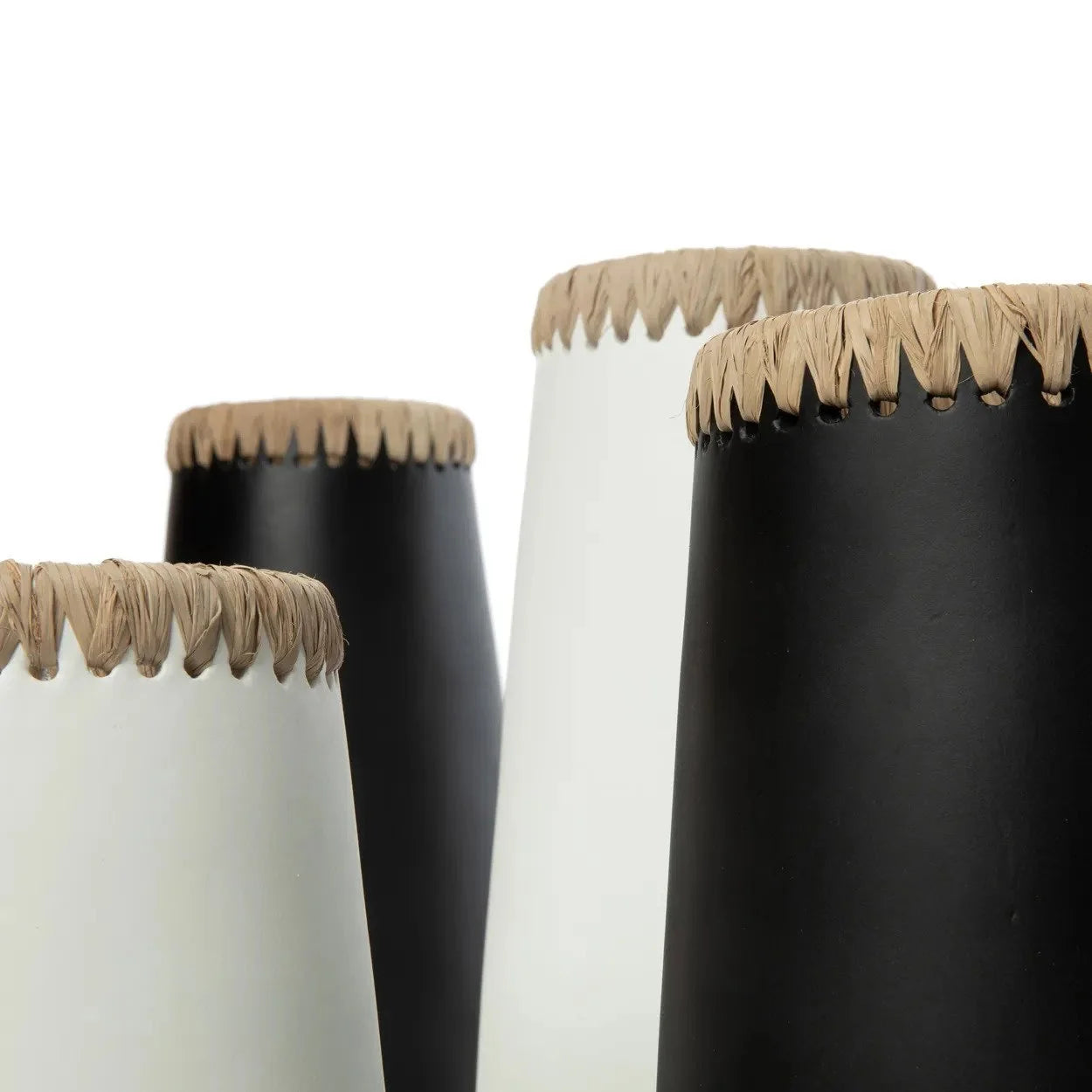 Vases en terre cuite blanc et noir avec bord tressé en Raphia, H22 cm