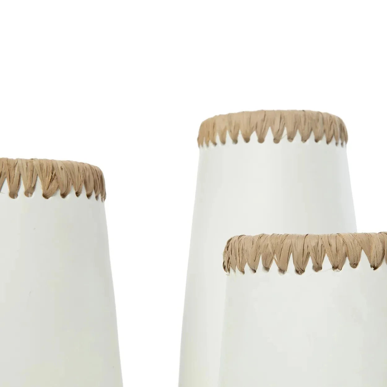 Vases en terre cuite blanc avec bord tressé en raphia, H22 cm