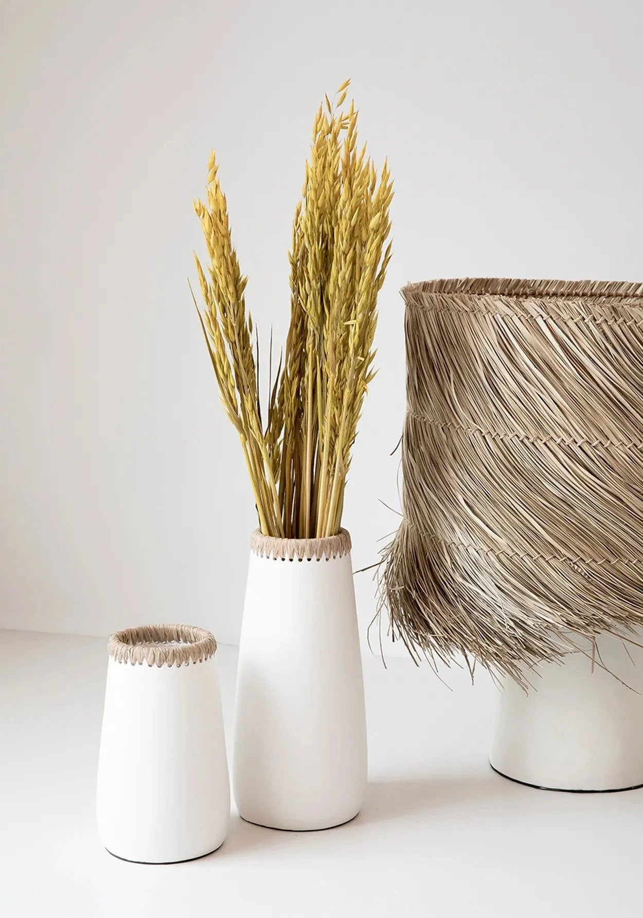 Vases en terre cuite blanc avec bord tressé en raphia et épis de blé séché
