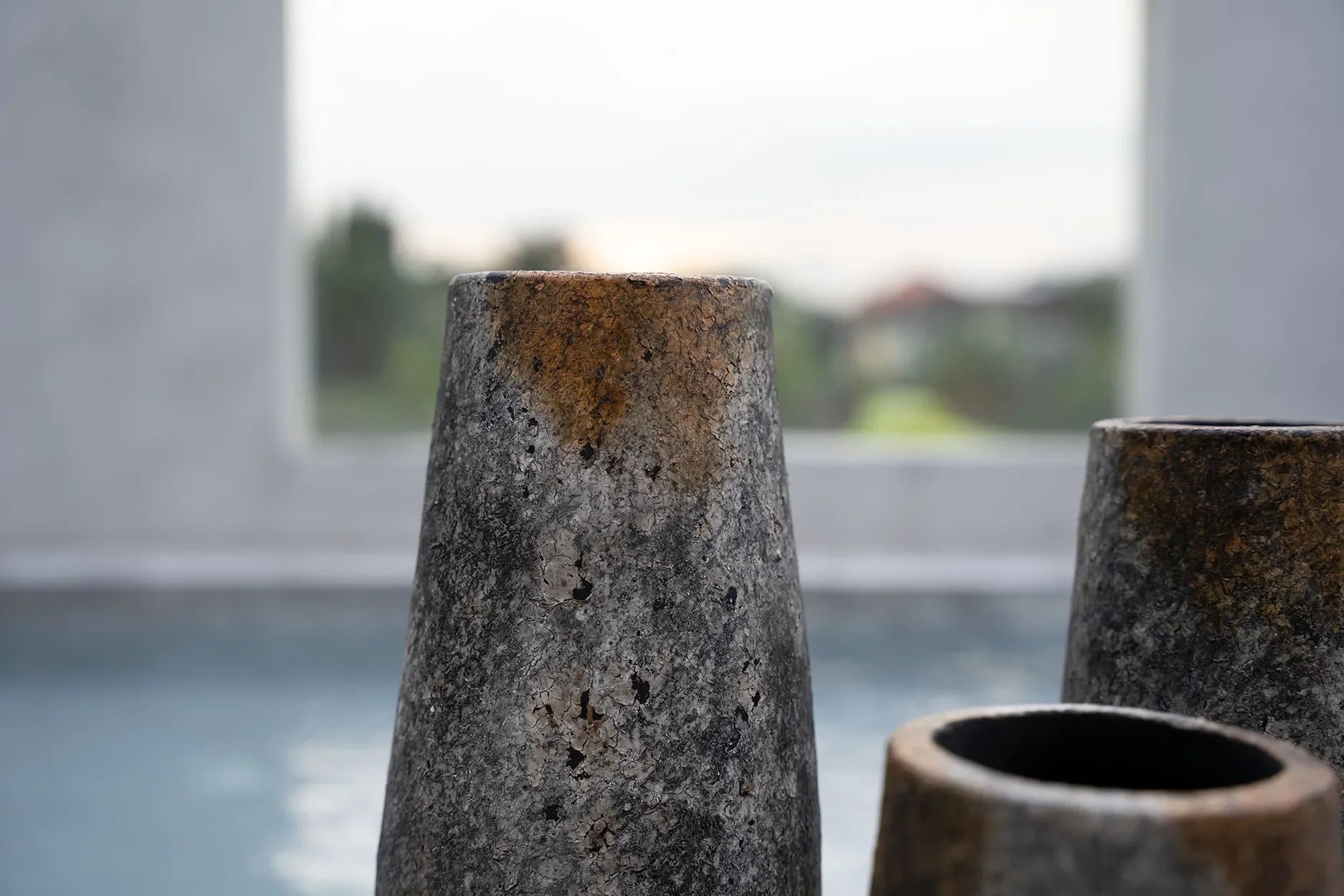 Vase en terre cuite gris antique cylindrique et texturé pour décoration élégante
