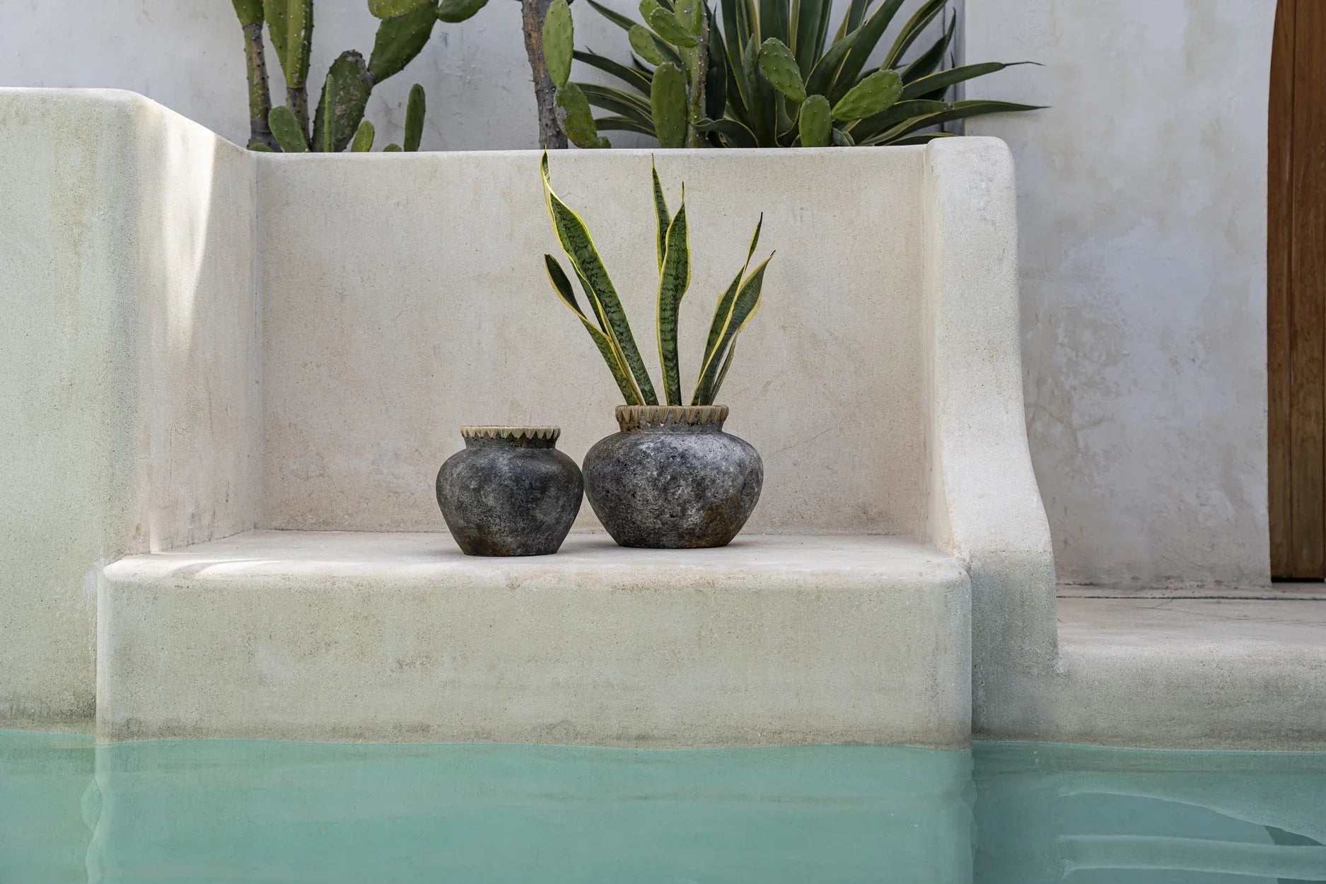 Deux pots décoratifs en terre cuite gris antique avec bord raphia de 19 cm
