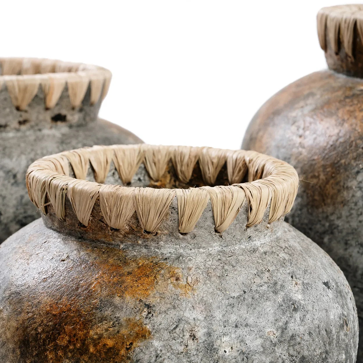 Vase en terre cuite gris antique avec bord raphia et finition rustique