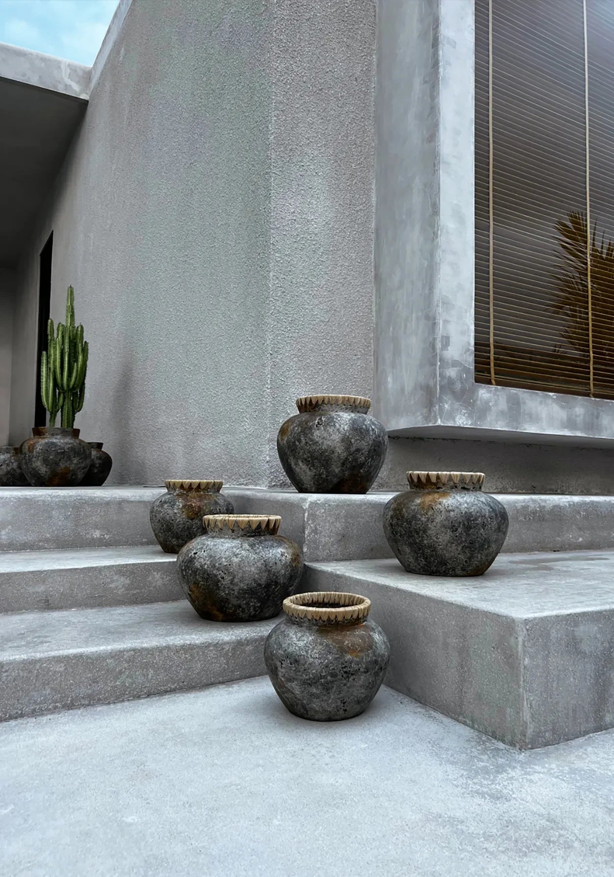 Vase en terre cuite gris antique avec bord raphia, pot en céramique rustique de 19 cm