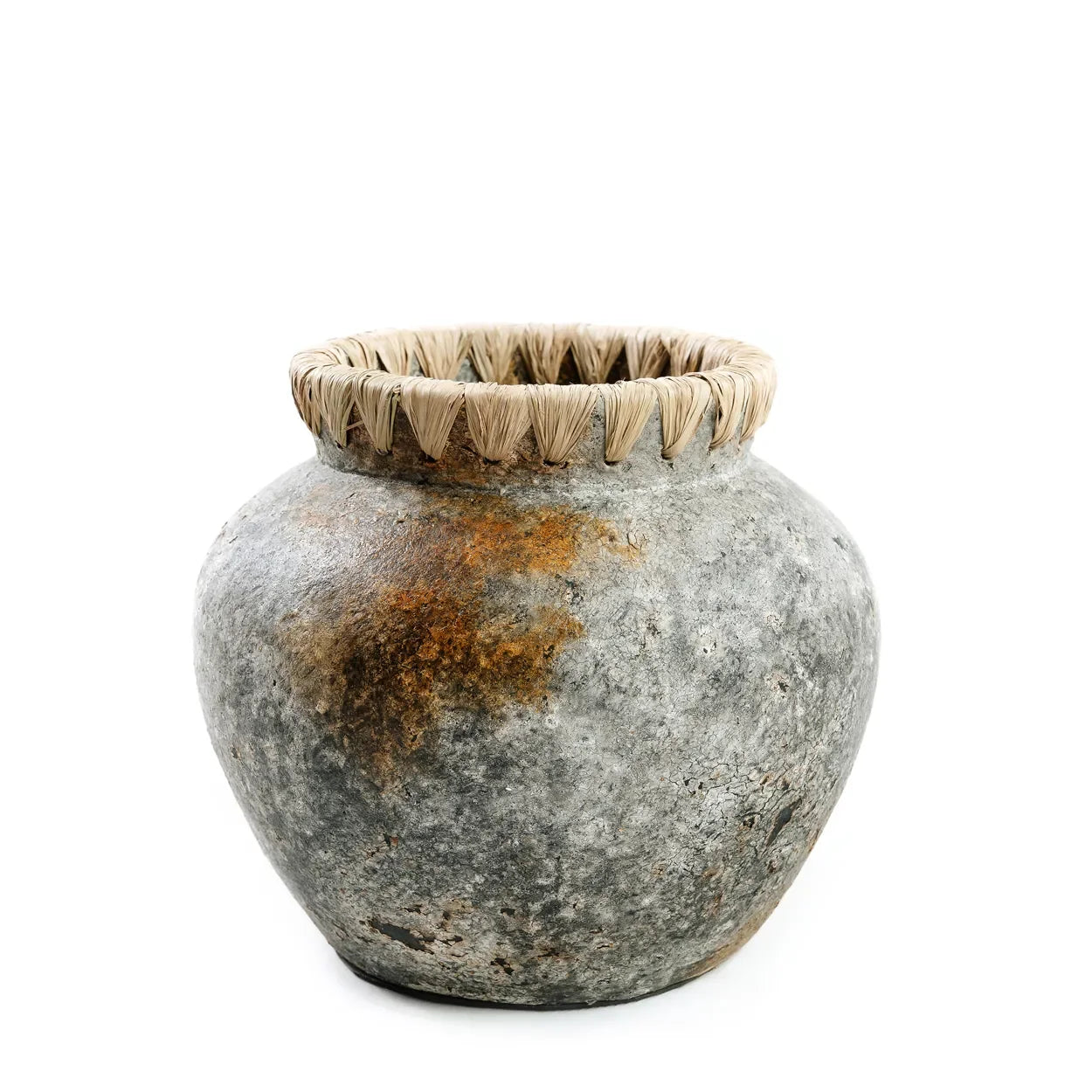 Pot en terre cuite gris antique avec bord en raphia de 19 cm